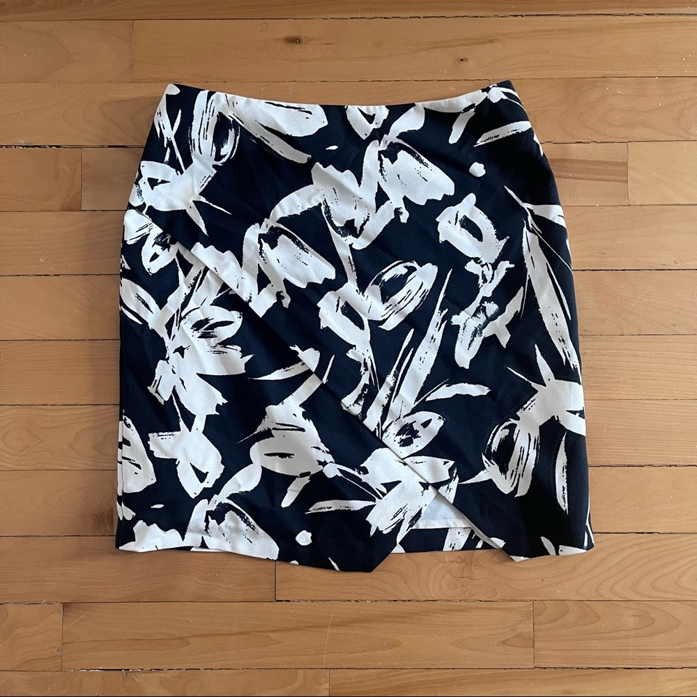 ✨HP✨ Banana Republic mini skirt with slit. High waisted, size 0. EUC.